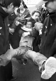 被打昏的购房者被紧急送往医院 被打昏的购房者被紧急送往医院