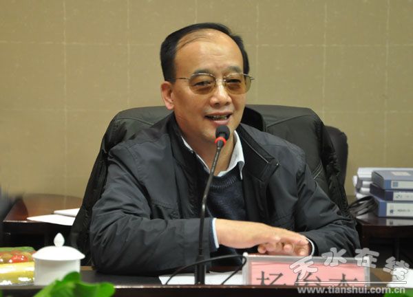 省发展改革委纪检组长杨俊杰主持会议