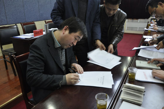 县国土资源局局长孙钰宣读《秦安县土地违法专项治理工作实施方案》