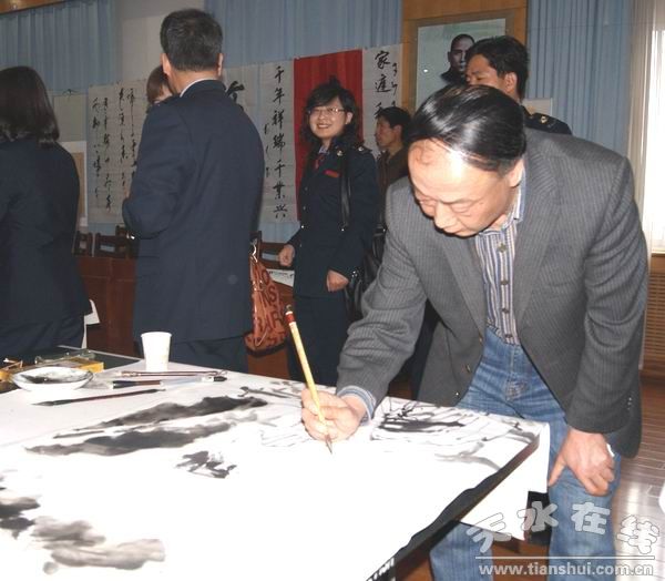 天水市文联组织书画家走进秦州区地税局(组图)