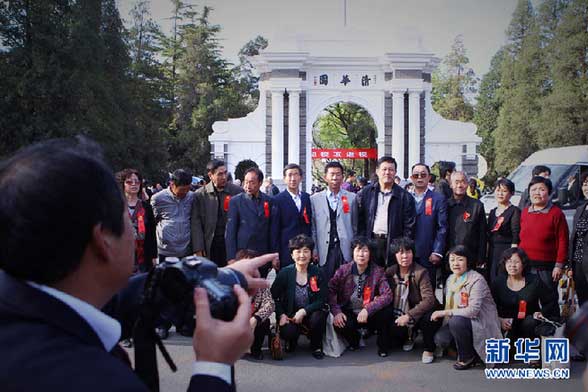 4月24日,清华大学校友在二校门前拍照。 4月24日,两位老校友在清华大礼堂前。当日,清华大学迎来百年校庆日。据介绍,在清华百年校庆期间,来自海内外的5万余校友返校参加纪念活动。 新华社记者 邢广利 摄