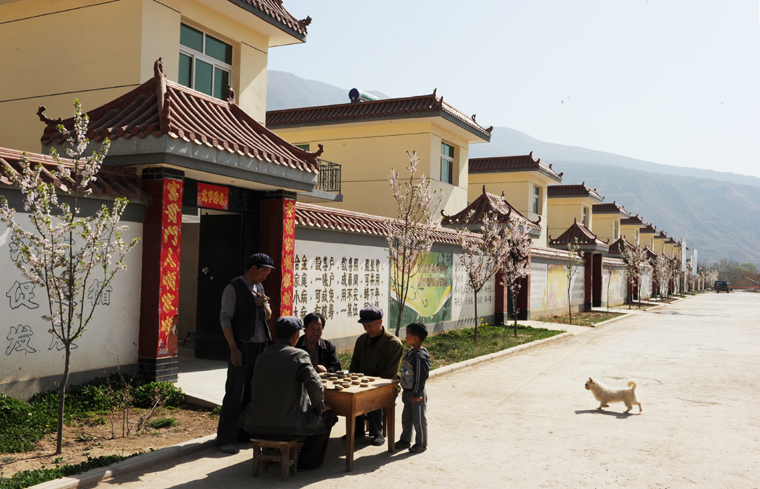 武山县全面完成农村居民住房灾后重建任务(组图)