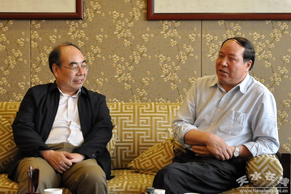 天水市委副书记,市长李文卿与西安市政府咨询员杨广信交谈