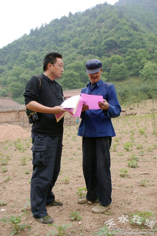 麦积区三岔乡联手天水在线开展毒源植物踏查活动(图)