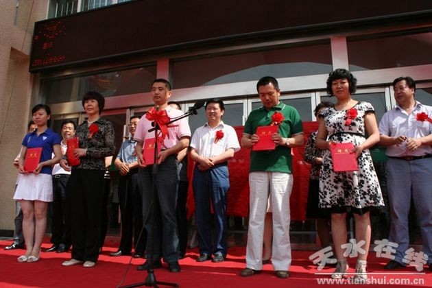 为聘请的专家颁发聘书.jpg