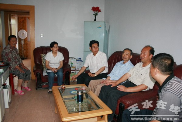 5、慰问老党员曾子文.jpg