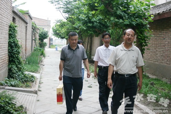 1、党委副书记、副院长王芳弟带队慰问.jpg