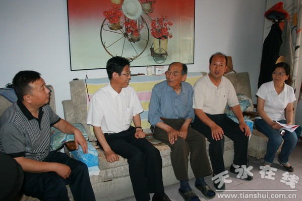3、在老党员王喜俊家慰问.jpg
