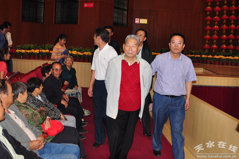 (原甘肃省委书记李子奇步入大剧院观看慰问酒钢专场演出  )
