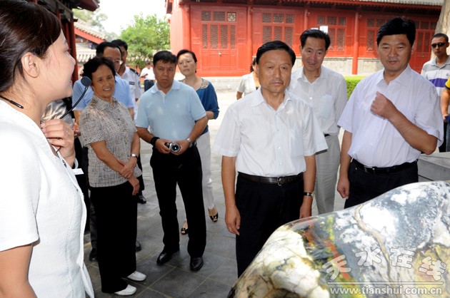 (考察藉河城区段生态环境综合治理工程) (在天水华天电子集团考察) (在伏羲庙参观) 8月29日,原甘肃省委书记阎海旺一行在省委副秘书长刘玉生,天水市委副书记张应华的陪同下,参观考察了藉河城区段生态环境综合治理工程、天水华天电子集团、伏羲庙等地。考察中,天水市蓬勃兴起的文化旅游产业、蒸蒸日上的工业经济、日新月异的城市建设无不给老领导留下了深刻的印象。 (考察藉河城区段生态环境综合治理工程) 藉河城区段生态环境综合治理工程,是我市自城区外环路工程之后 ,城市建设中一次性投资最大,涉及面最广的