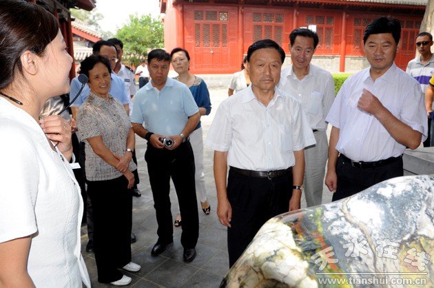 原甘肃省委书记阎海旺在天水考察 张应华陪同