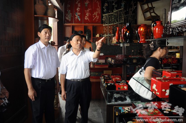 (考察藉河城区段生态环境综合治理工程) (在天水华天电子集团考察) (在伏羲庙参观) 8月29日,原甘肃省委书记阎海旺一行在省委副秘书长刘玉生,天水市委副书记张应华的陪同下,参观考察了藉河城区段生态环境综合治理工程、天水华天电子集团、伏羲庙等地。考察中,天水市蓬勃兴起的文化旅游产业、蒸蒸日上的工业经济、日新月异的城市建设无不给老领导留下了深刻的印象。 (考察藉河城区段生态环境综合治理工程) 藉河城区段生态环境综合治理工程,是我市自城区外环路工程之后 ,城市建设中一次性投资最大,涉及面最广的