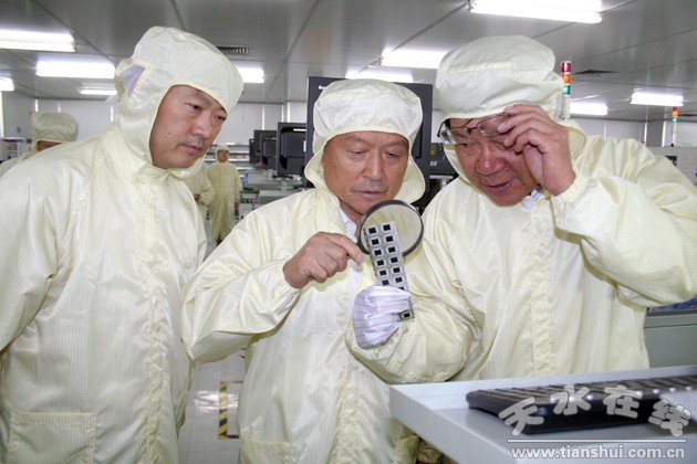 (考察藉河城区段生态环境综合治理工程) (在天水华天电子集团考察) (在伏羲庙参观) 8月29日,原甘肃省委书记阎海旺一行在省委副秘书长刘玉生,天水市委副书记张应华的陪同下,参观考察了藉河城区段生态环境综合治理工程、天水华天电子集团、伏羲庙等地。考察中,天水市蓬勃兴起的文化旅游产业、蒸蒸日上的工业经济、日新月异的城市建设无不给老领导留下了深刻的印象。 (考察藉河城区段生态环境综合治理工程) 藉河城区段生态环境综合治理工程,是我市自城区外环路工程之后 ,城市建设中一次性投资最大,涉及面最广的