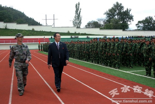 4、李宗义书记在部队首长陪同下检阅军训成果.jpg
