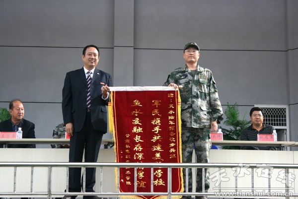 5、李宗义书记向承训部队授旗.jpg