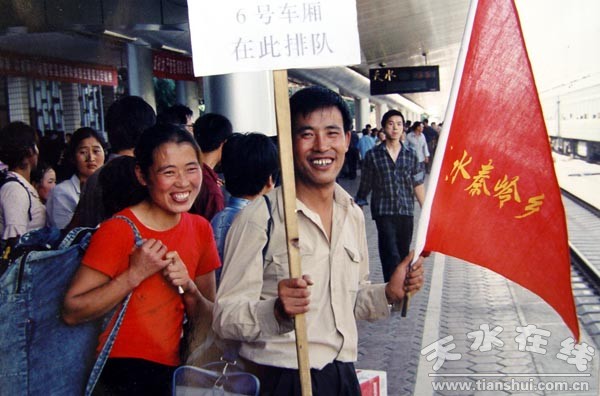 5.图为满怀希望的拾花工在站台等候上车.jpg