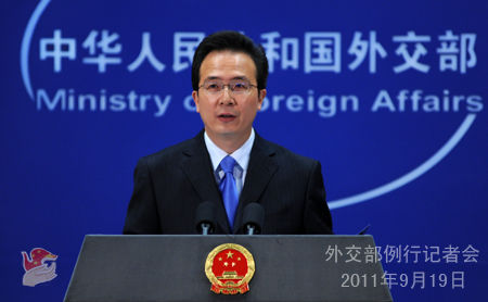外交部发言人洪磊19日主持例行记者会