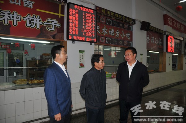 孙杰厅长 在食堂.jpg