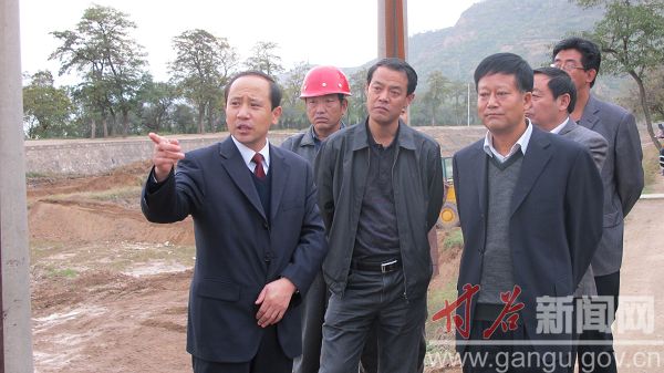 县委书记贾忠慧检查城区重点项目建设和防汛工