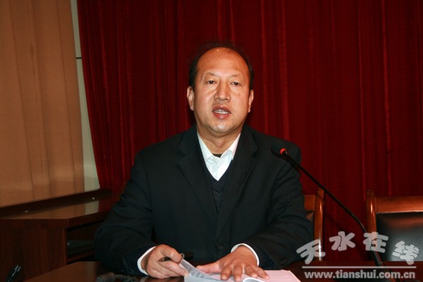 2、学院党委副书记、副院长王芳弟主持活动.jpg