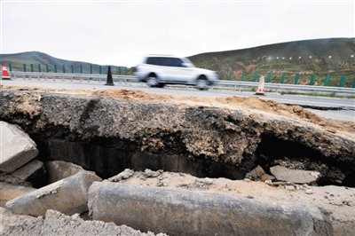 甘肃87亿高速公路通车半年就大修 被喻豆腐渣