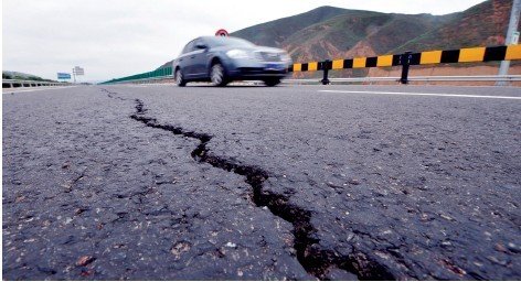 甘肃87亿高速公路通车半年就大修 被喻豆腐渣