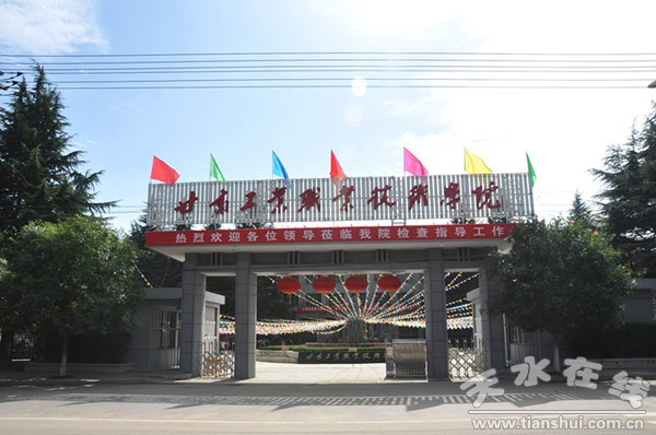 学校大门.jpg