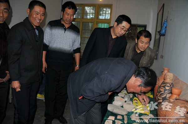 郎树德 在仔细观察和比较.jpg