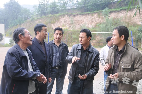 艺术学院副院长王希鸿向专家们介绍发现经过和情况.jpg
