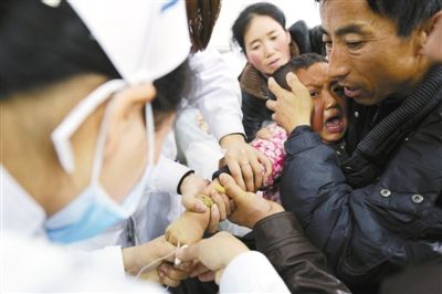 17日,正宁县人民医院医护人员救治受伤幼儿。16日发生在该县的幼儿园校车事故已导致21人遇难,其中有19名幼儿。杨艳敏 摄 17日,正宁县人民医院医护人员救治受伤幼儿。16日发生在该县的幼儿园校车事故已导致21人遇难,其中有19名幼儿。杨艳敏 摄