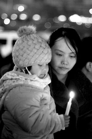 昨晚7时许,许多兰州市民自发在兰州市东方红广场为“11·16”重大交通事故中的遇难者举行哀思活动 图 CFP