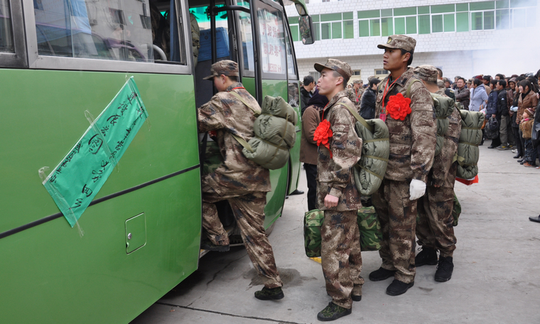 武山县举行新兵入伍欢送仪式 80名新兵奔赴军营(图)