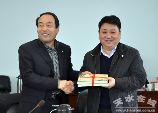 (安志宏向秦州区委副书记,区长周继军赠送《华岐史略》)