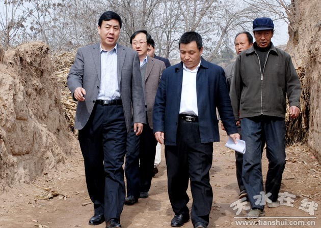 (天水市政府秘书长逯克宗来到麦积区新阳镇凌尧村开展"联村联户,为民