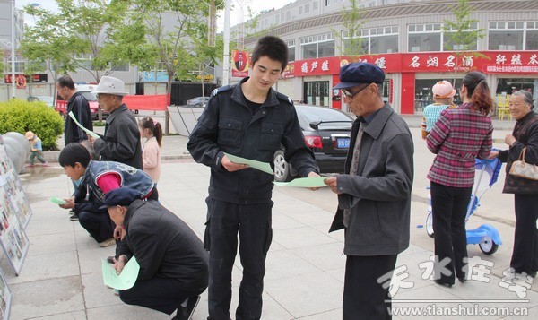 消防员给群众散发宣传彩页.jpg
