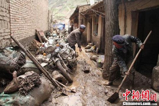 5月12日,甘肃岷县受灾地区大面积清理淤泥。官方的统计,岷县特大冰雹暴洪灾害已造成35.8万人受灾,因灾死亡37人,失踪19人,51名受伤群众入院治疗。灾害还造成2.3万公顷农作物受灾,成灾14966公顷,绝收9429公顷。(资料图) 冯志军 摄