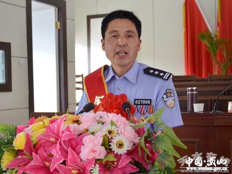 全市政法系统先进事迹报告团在武山县作报告(组图)