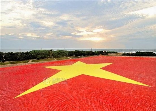 越南在我国南沙南威岛用瓷片铺设巨幅国旗(图)