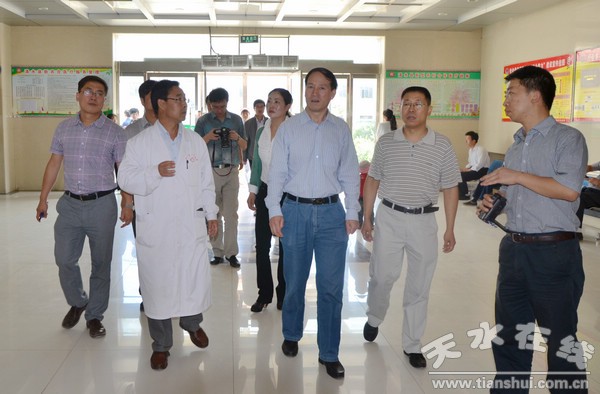 在县医院督查.jpg