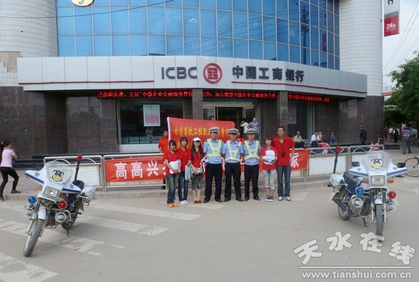 与交警一起维护交通秩序.jpg