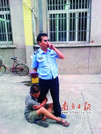 这张小贩抱城管大腿照,昨日在网上被转发2300余次。图片来源:“记者崔永利”微博 这张小贩抱城管大腿照,昨日在网上被转发2300余次。图片来源:“记者崔永利”微博