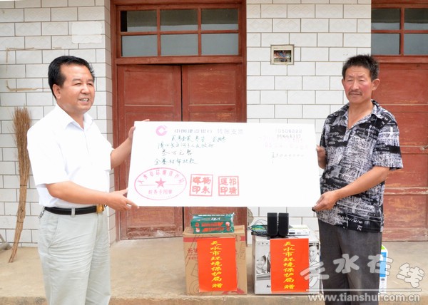 办公用品,为全寨村和王马村各捐助资金3万元