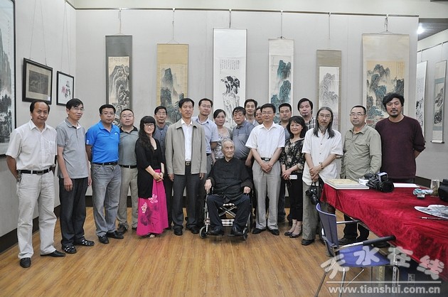 董晴野书画作品展谢幕 董晴野与书画爱好者交流(图)