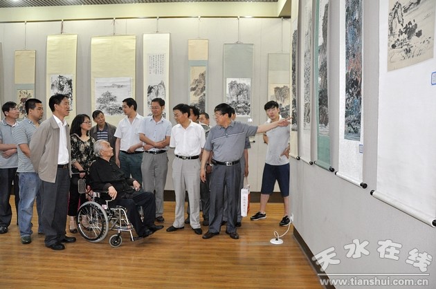 (年近90岁高龄的董晴野抱病专程从北京来到天水,与书画爱好者交流)