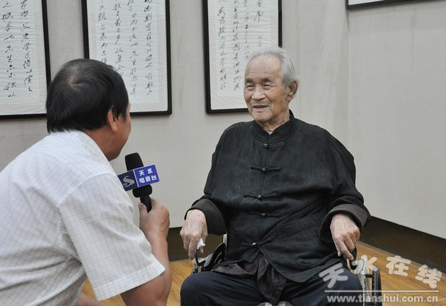 展览中,年近90岁高龄的董晴野抱病专程从北京来到天水,与书画爱好者
