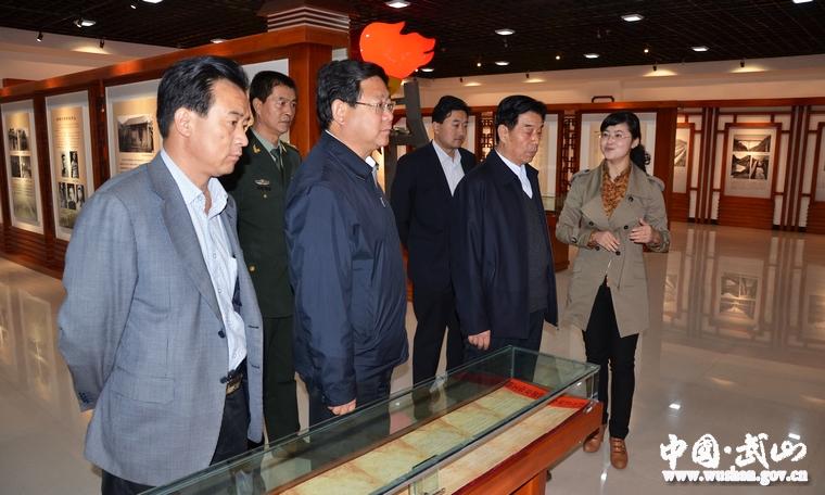 甘肃省军区原副政委杨耀春少将在武山参观考察(图)