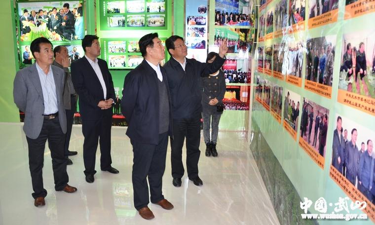 甘肃省军区原副政委杨耀春少将在武山参观考察(图)