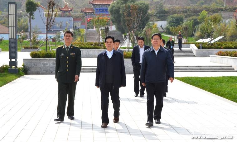 甘肃省军区原副政委杨耀春少将在武山参观考察(图)