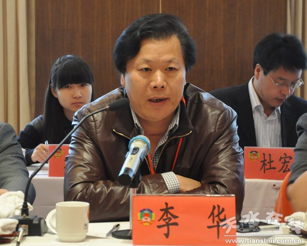 (美国纽约福建公所主席,美国佳美集团总裁李华发言)