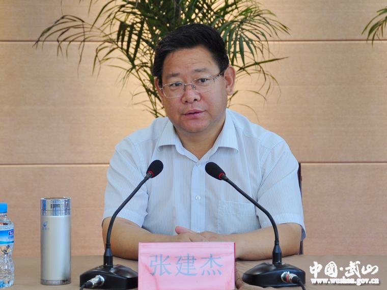 会议由县委常委,常务副县长康志锋主持.